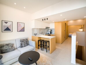 Studio, accès piscine, vue mer | Restauration dans la chambre
