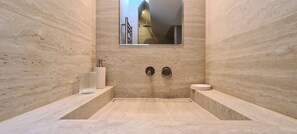 Hair dryer, towels, soap, toilet paper - Charming cocoon in the heart of Paris, Louvre, junior suite under the roof. (Paris)