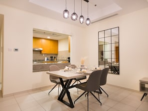 Apartamento, 1 quarto, acesso à piscina | Opções para refeição no quarto