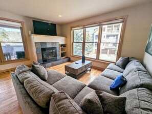 Smart TV, fireplace - Spacious, updated, Walk to Slopes, & Hot tub (Keystone)