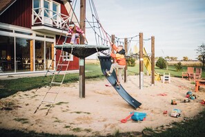 Children’s play area – outdoor