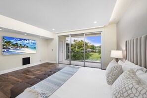 9 Schlafzimmer, Schreibtisch, Bügeleisen/Bügelbrett, Reisekinderbett