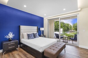 9 chambres, bureau, fer et planche à repasser, lit parapluie