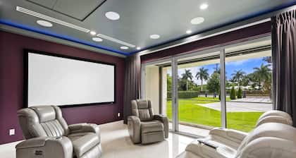 Gated 9BR Estate for 20 w/ Private Pool, Jacuzzi, Theater & Guest House! Pet-Friendly!