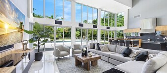 Gated 9BR Estate for 20 w/ Private Pool, Jacuzzi, Theater & Guest House! Pet-Friendly!