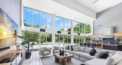 Gated 9BR Estate for 20 w/ Private Pool, Jacuzzi, Theater & Guest House! Pet-Friendly!