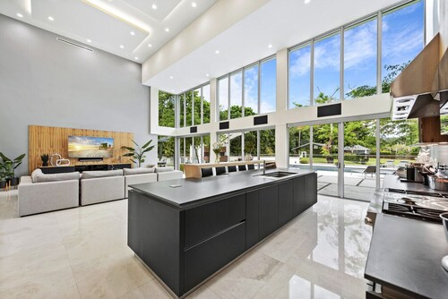 Gated 9BR Estate for 20 w/ Private Pool, Jacuzzi, Theater & Guest House! Pet-Friendly!