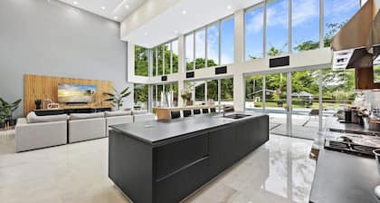 Gated 9BR Estate for 20 w/ Private Pool, Jacuzzi, Theater & Guest House! Pet-Friendly!