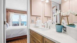 2 chambres, fer et planche à repasser, accès au Wi-Fi (inclus)