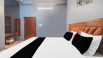 Quarto casal luxo, vista para a cidade | Escrivaninha, espaço de trabalho para notebook, Wi-Fi de cortesia