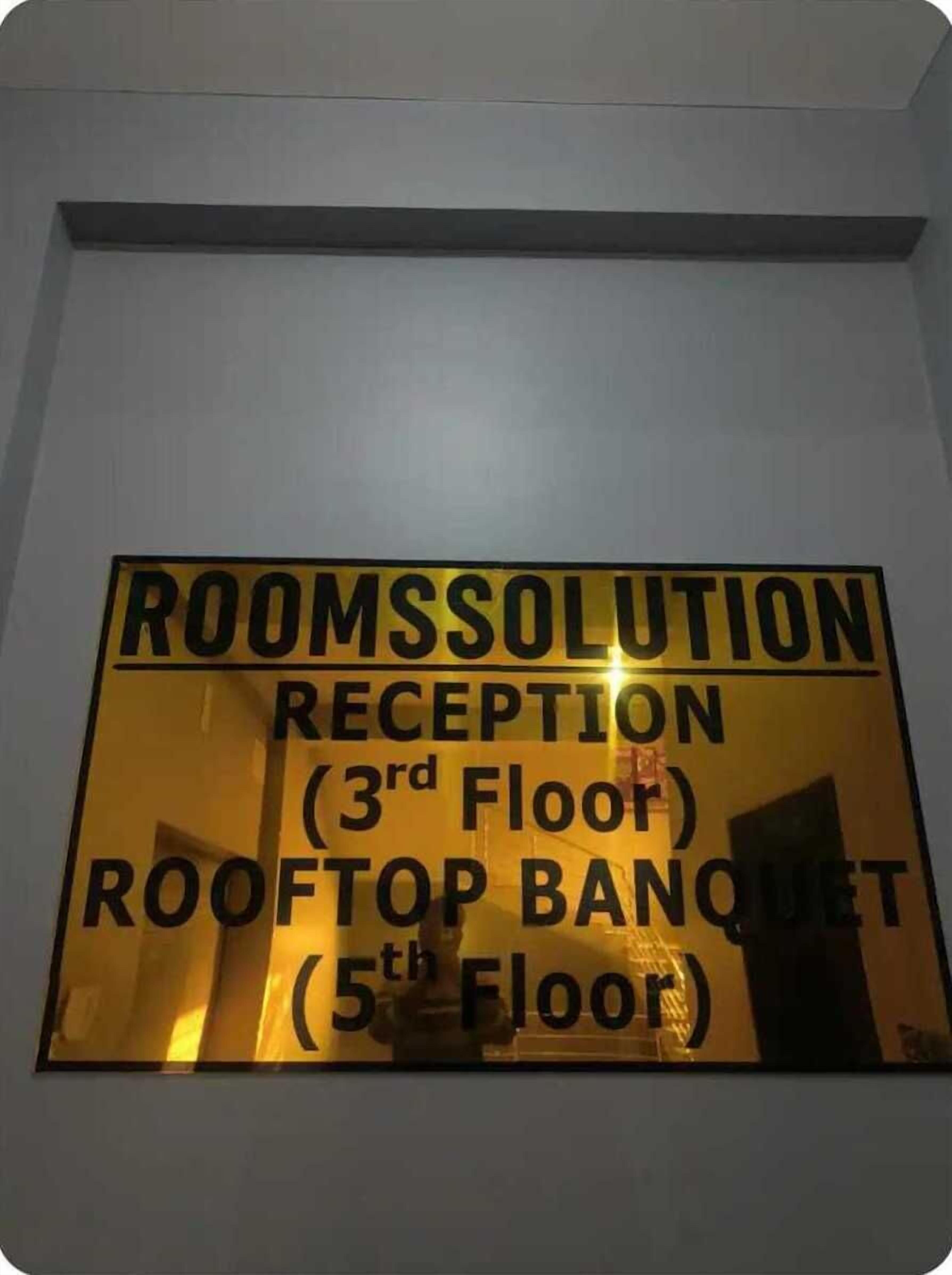 Un letrero indica que la recepción está en el tercer piso y el salón de banquetes en la azotea, en el quinto piso.