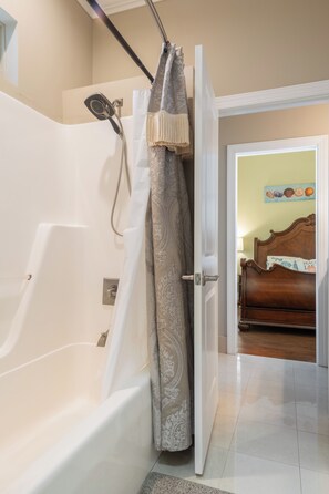 Dusche, Haartrockner, Shampoo