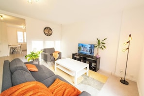 TV - Town house with terrace Near subway (Rennes)