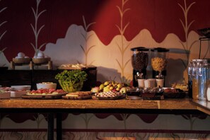 Ein reichhaltiges Buffet mit verschiedenen Speisen und Beilagen.