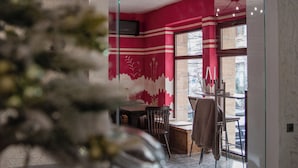 Ein modernes Interieur mit Essbereich, einer Glastrennwand und Blick ins Freie.