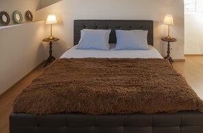 5 bedrooms, iron/ironing board, travel cot, WiFi