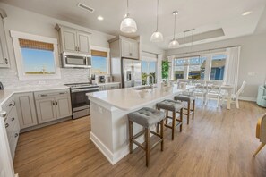 Réfrigérateur, four à micro-ondes, un four, surface de cuisson