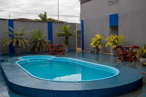Una piscina al aire libre