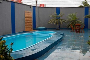Kolam renang outdoor
