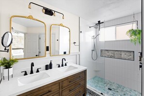 Douche, sèche-cheveux, serviettes fournies