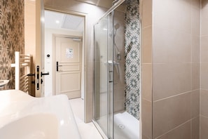 Deluxe Room | Bathroom