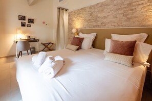 Deluxe Room | In-room safe, soundproofing, iron/ironing board, free WiFi - Château la Beaumetane (Lancon-Provence)