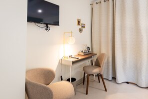 In-room safe, soundproofing, iron/ironing board, free WiFi