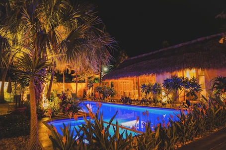 Una piscina al aire libre