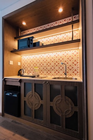 Deluxe Twin Room, 1 Bedroom, Partial Sea View, Sea Facing | Private kitchen | Mini-fridge, microwave, electric kettle, eco-friendly cleaning products