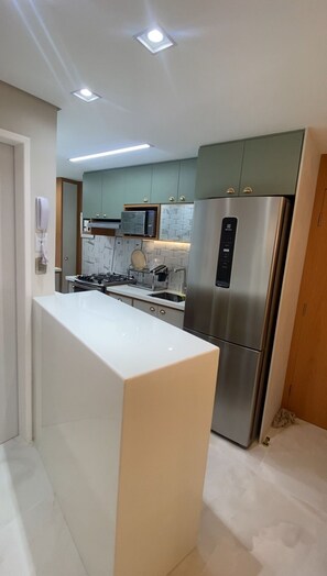 Fridge, microwave, oven, stovetop - Complete and Comfortable Flat (Boa Viagem Recife)