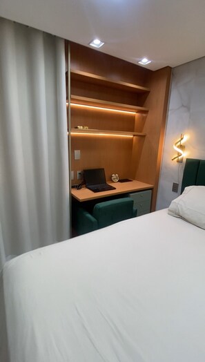 1 bedroom, desk, free WiFi, bed sheets - Complete and Comfortable Flat (Boa Viagem Recife)