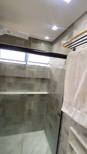 Shower, towels, toilet paper - Complete and Comfortable Flat (Boa Viagem Recife)