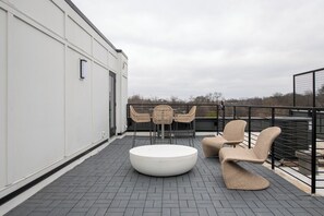 Outdoor dining - Haven at The Lucy - Hot Tub + Skyline Views (Nashville)