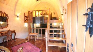 Signature Duplex | Minibar, in-room safe, desk, soundproofing