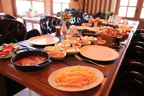 Frokost med lokale retter er inkludert hver dag