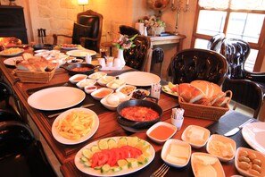 Frokost med lokale retter er inkludert hver dag