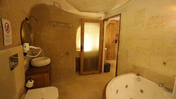 Deluxe tweepersoonskamer | Badkamer | Gratis toiletartikelen, een haardroger, pantoffels, een bidet