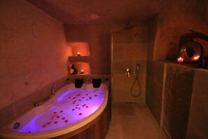 Deluxe-Doppelzimmer | Badezimmer | Kostenlose Toilettenartikel, Haartrockner, Hausschuhe, Bidet