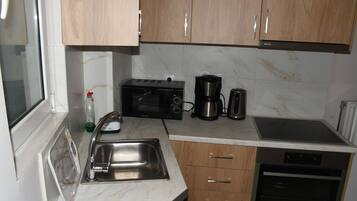 Fridge, microwave, oven, coffee/tea maker