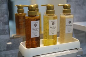 Sèche-cheveux, serviettes fournies, shampoing, papier toilette