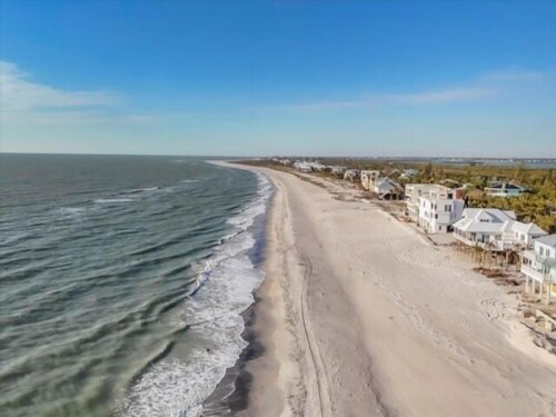 Welcome to your dream island! Escape to the serene charm of Palm Island!