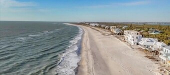 Welcome to your dream island! Escape to the serene charm of Palm Island!