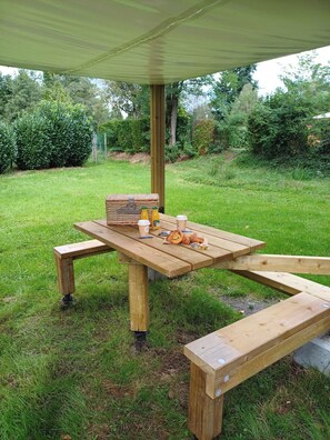 Outdoor dining - Unusual cabin for adventurers, breakfast and lake view! (Crêches-sur-Saône)