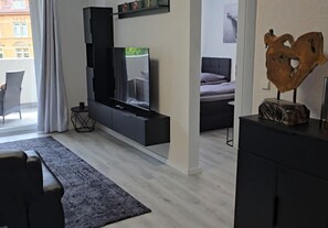 2 habitaciones, escritorio y tabla de planchar con plancha 