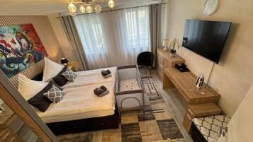 2 habitaciones, escritorio y tabla de planchar con plancha