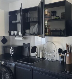 Køleskab, mikrobølgeovn, ovn, kogeplade