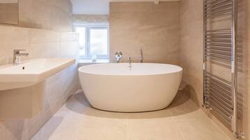 Familieværelse | Badeværelse | Hårtørrer, håndklæder, Sæbe, Shampoo