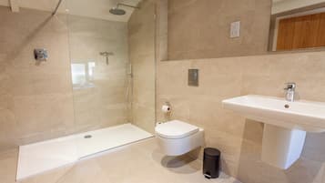 Chambre familiale | Salle de bain | Séchoir à cheveux, serviettes fournies, savon, shampooing
