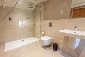 Quarto família | Banheiro | Secador de cabelo, toalhas de banho, sabonete, shampoo