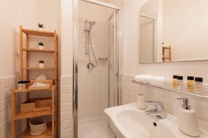 Shower, rainfall showerhead, bidet, towels - BnButler - Alessandria 4 (Milan)